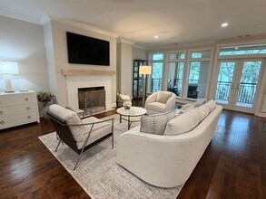 Building Photo - 300 Grandview Ct
