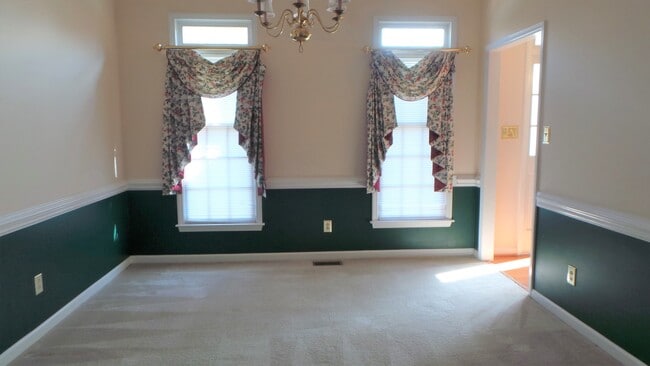 Building Photo - ~~ Charming Cape Cod ~~