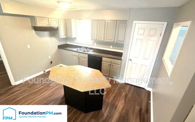 Building Photo - 2921 Normandy Dr