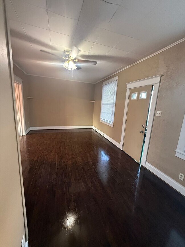 Foto del edificio - 2-Bedroom 1 Bath House with Spacious Entertaining Porch