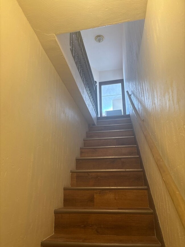 Building Photo - 3 Bedroom 1 Bath Large Rooms-York City SD