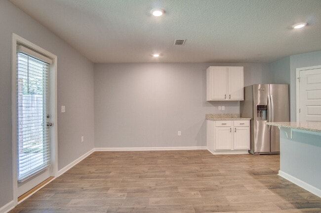 Foto del edificio - 4BR Home Near Shopping & Navy Federal – $2...