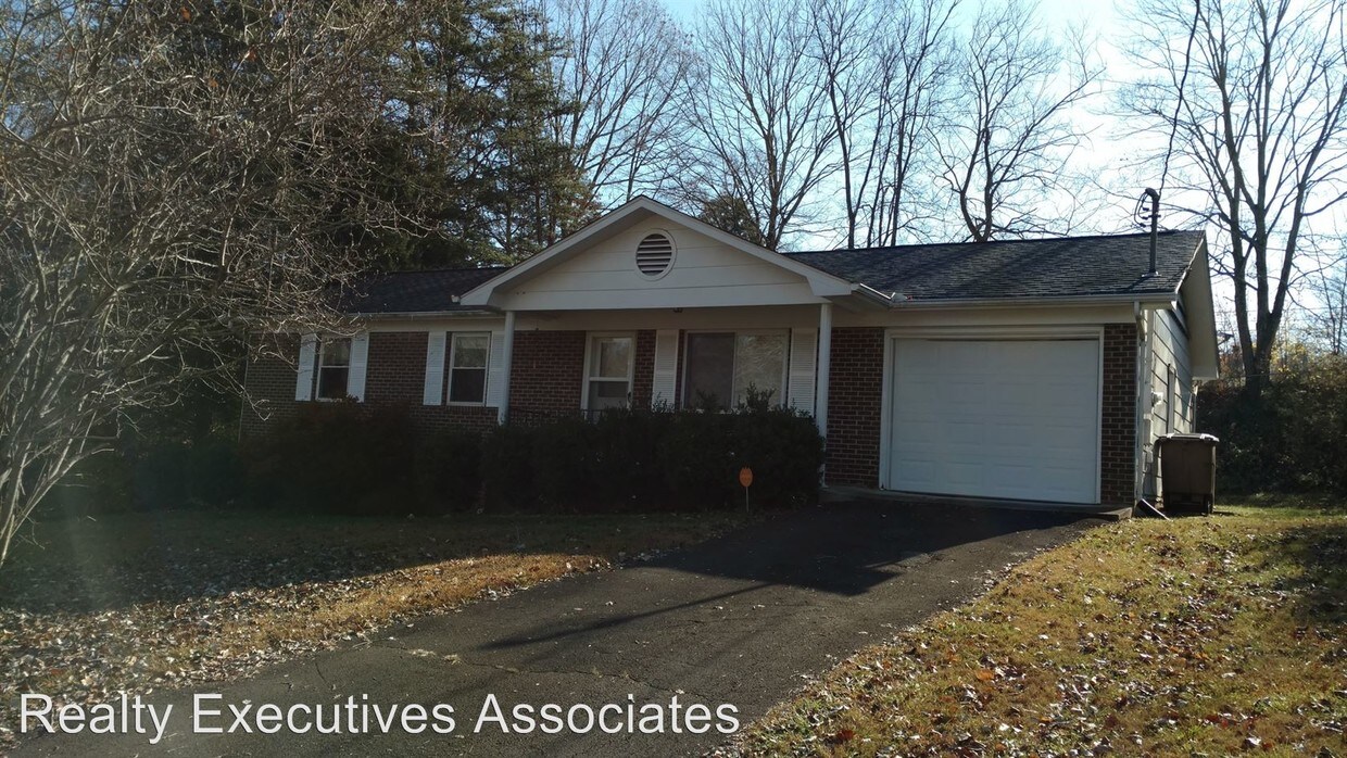 Foto principal - 1728 Pinebrook Dr