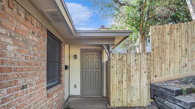 Building Photo - 2107 Mistletoe Ave
