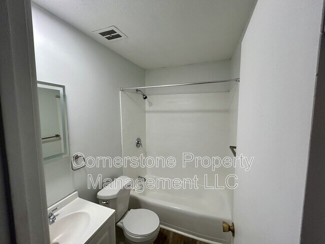 Building Photo - 2506 Redbud Ln