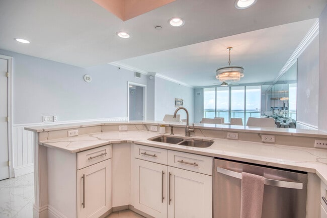 Foto del edificio - 2650 Lake Shore Dr