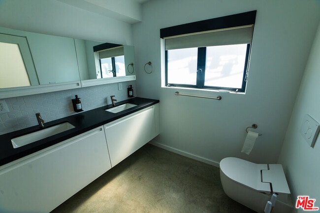 Building Photo - 14 Brooks Ave