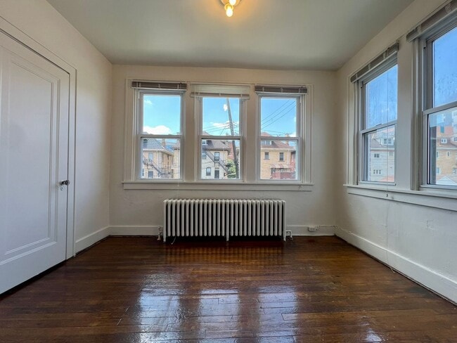 Building Photo - Bright & Spacious 1BD in Oakland! Beautiful Hardwood Floors, Equipped Kitchen & More! Call Today!