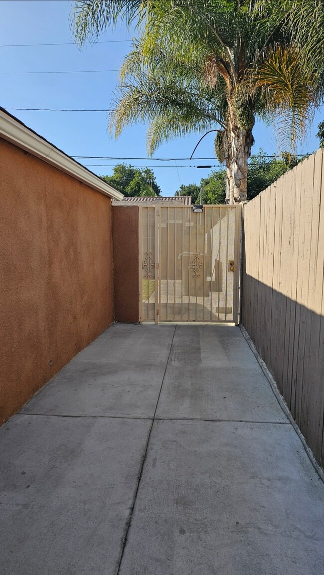 Side gate private entrance - 13939 Facade Ave