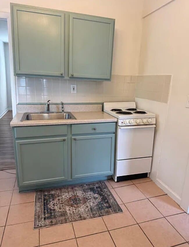 Building Photo - 216 S Cedar Ave