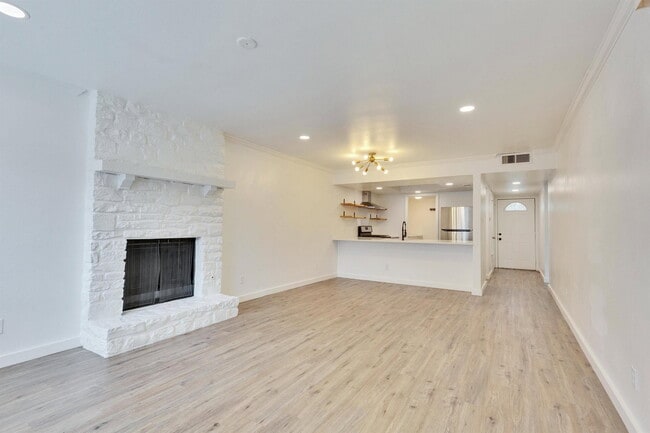 Building Photo - 6910 Lovely Ln