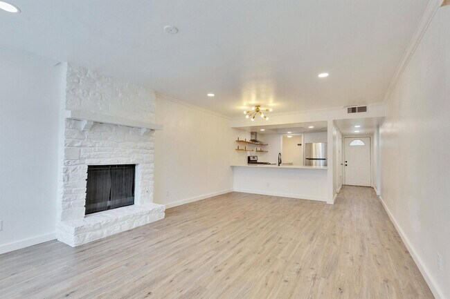 Foto del edificio - 6910 Lovely Ln