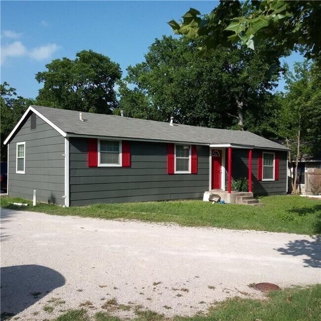 Foto del edificio - 608 1/2 Genard Unit B - 3 bed 2 bath one story with back yard.