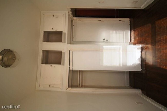 Building Photo - 587 Madison St