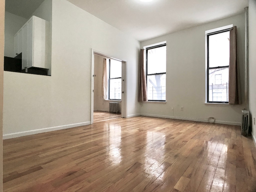 Primary Photo - 411 Manhattan Ave