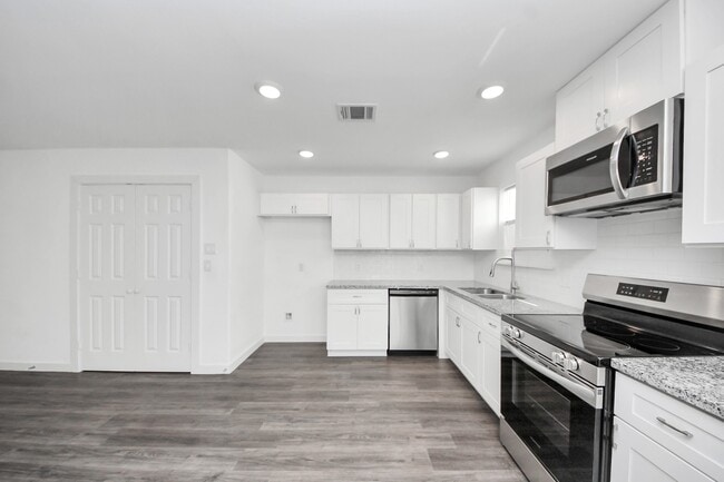 Building Photo - 8125 Laura Koppe Rd