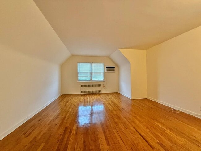 Foto del edificio - 203-16-203-42 42nd Ave