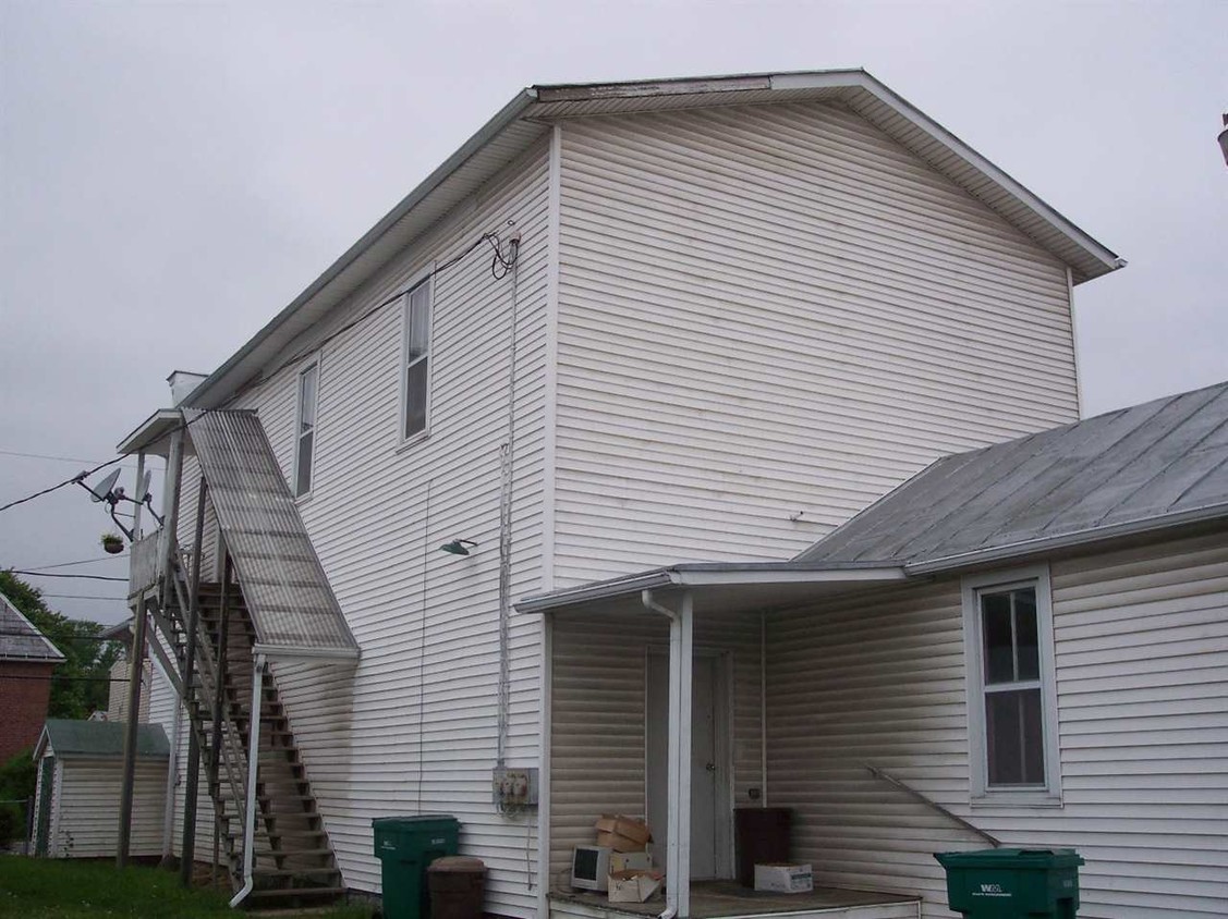 Building Photo - 250 Main St