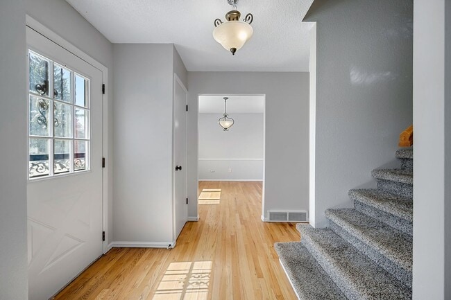 Building Photo - Spacious 3BD, 3BA Morrison Home with Finis...