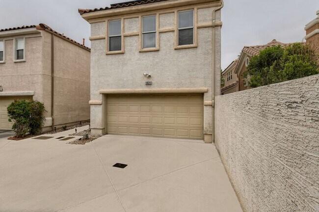 Building Photo - Summerlin Area Beauty!