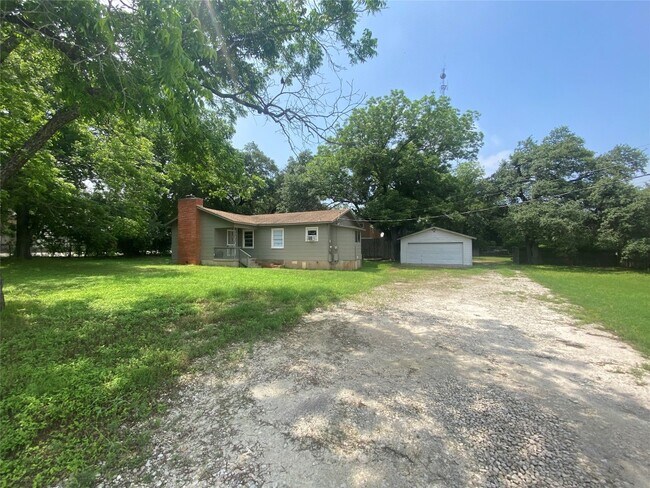 Building Photo - 1609 Matthews Ln
