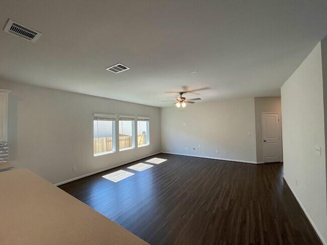 Foto del edificio - 256 Crystal Brook Dr