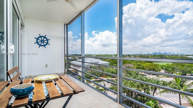 Foto del edificio - 555 Crandon Blvd