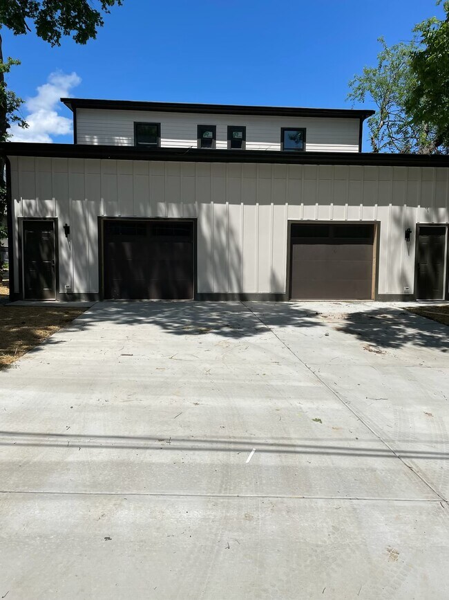Building Photo - 2715 Delaware Ave