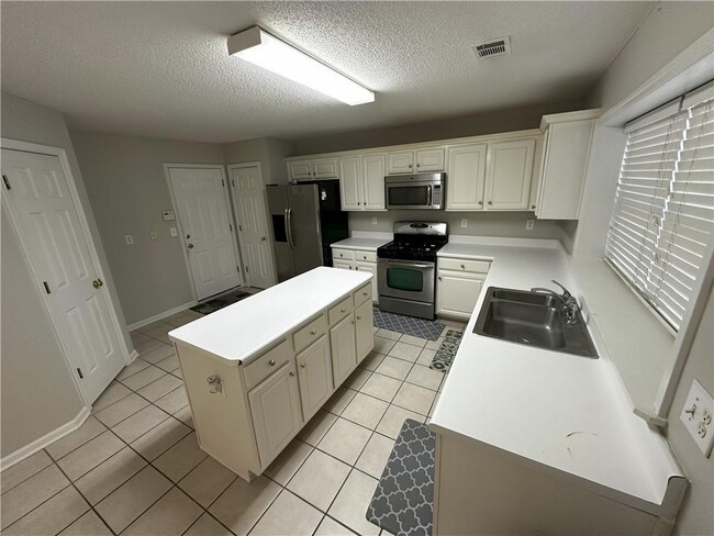 Building Photo - 130 Sessingham Ln