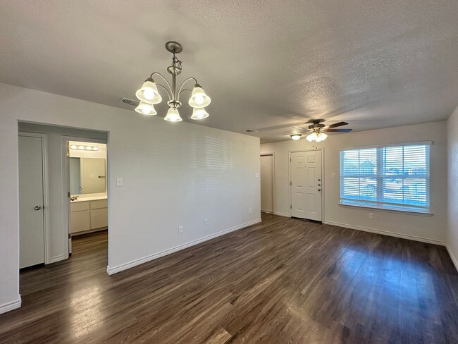 Building Photo - 1829 Clovis Dr