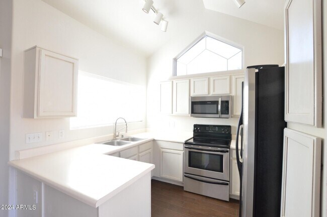 Foto del edificio - 1633 E Lakeside Dr