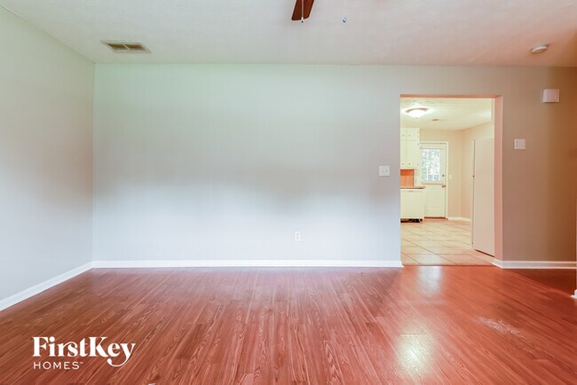 Building Photo - 2093 Forest Ct