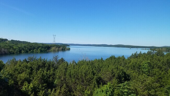 Building Photo - 3 Bedroom 2 Bath  Apartment With Lake-views of Table Rock Lake from each Room