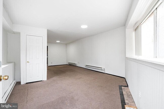 Building Photo - 886 N 66th St