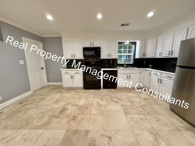 Building Photo - Updated 4 Bedroom, 2 Bath Home with Spacio...