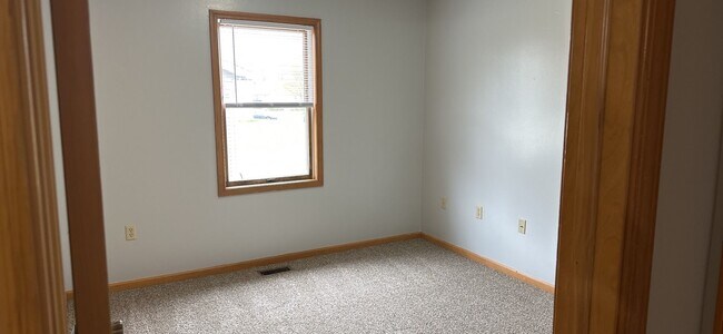 Building Photo - 997 Spring Crossing Dr