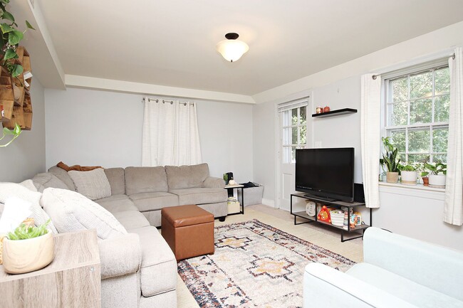 Foto del edificio - Spacious Fry's Spring Basement Apartment