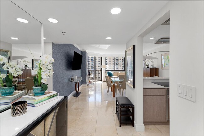 Building Photo - 520 Brickell Key Dr