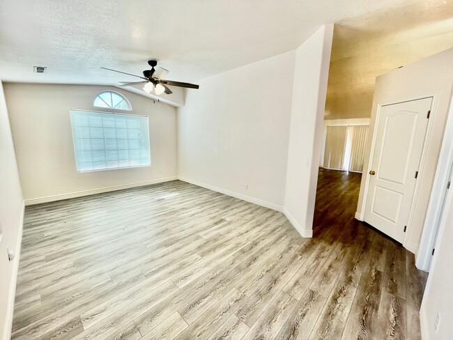 Building Photo - Pet-Friendly Four Bedroom Home in Blooming...