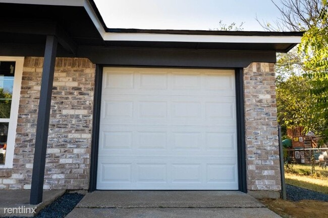 Building Photo - 3 br, 1.5 bath House - 1236 Saturn St