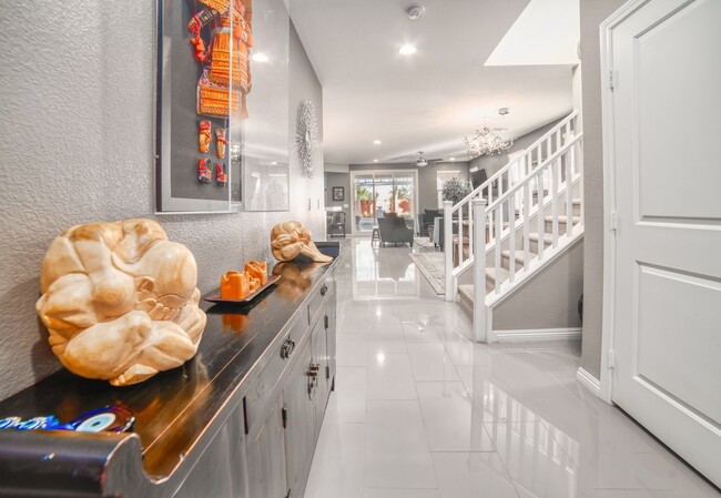 Foto del edificio - SUMMERLIN - FULLY FURNISHED - ALL UTILITIE...
