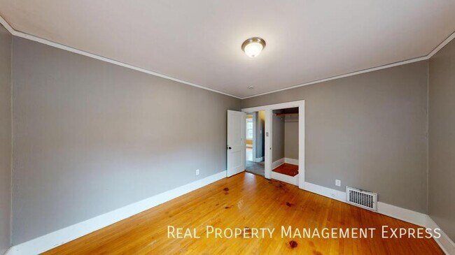 Building Photo - 507 W 25th St