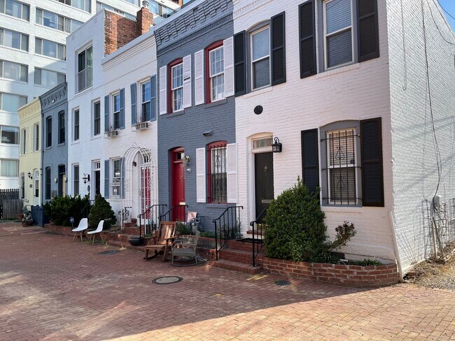 Foto del edificio - 911 Hughes Mews NW