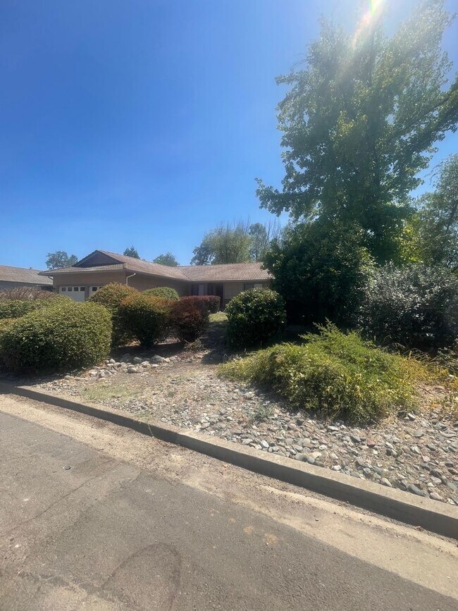 Foto del edificio - SPACIOUS 3 BED 2 BATH WITH BONUS ROOM / DEN IN THE COUNTRY OAKS SUBDIVISION
