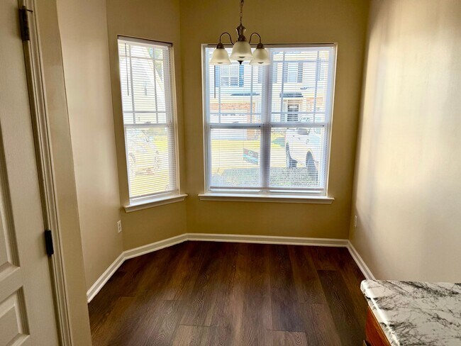 Foto del edificio - MOVE-IN SPECIAL: 3Bedroom 2.5 Bath Townhouse! Half Off First Month + NO Admin Fees + NO App Fees!