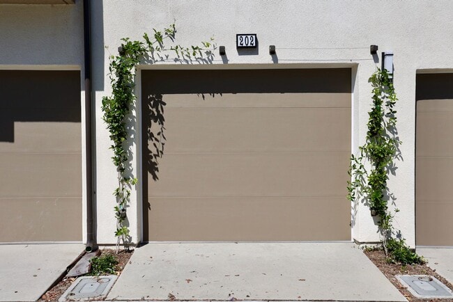 Foto del edificio - 2 bed 2bath w/attached garage, Pet-friendl...