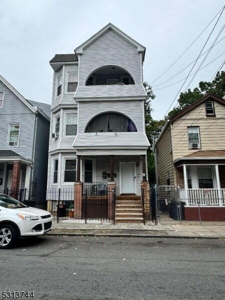 Primary Photo - 27 Alexander St