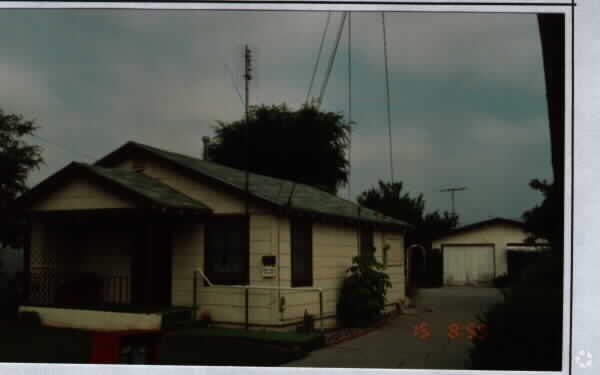 Foto del edificio - 11067-11071 Aster St