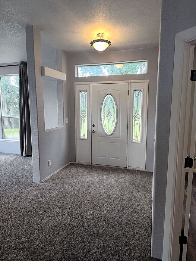 Foto del edificio - Spacious 3 Bed, 2 Bath Home with Shop & Stunning River Views – Clemans Addition