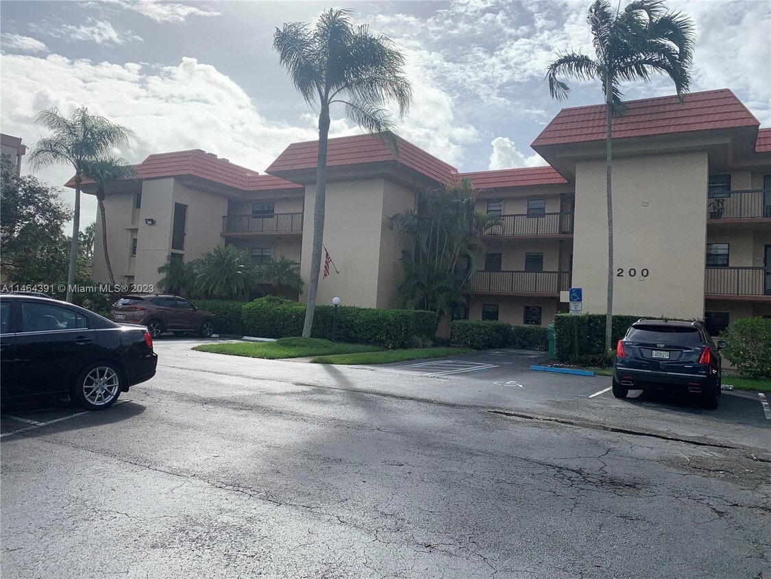 200 Jacaranda Country Club Dr Unit 2A, Plantation, FL 33324 Condo for